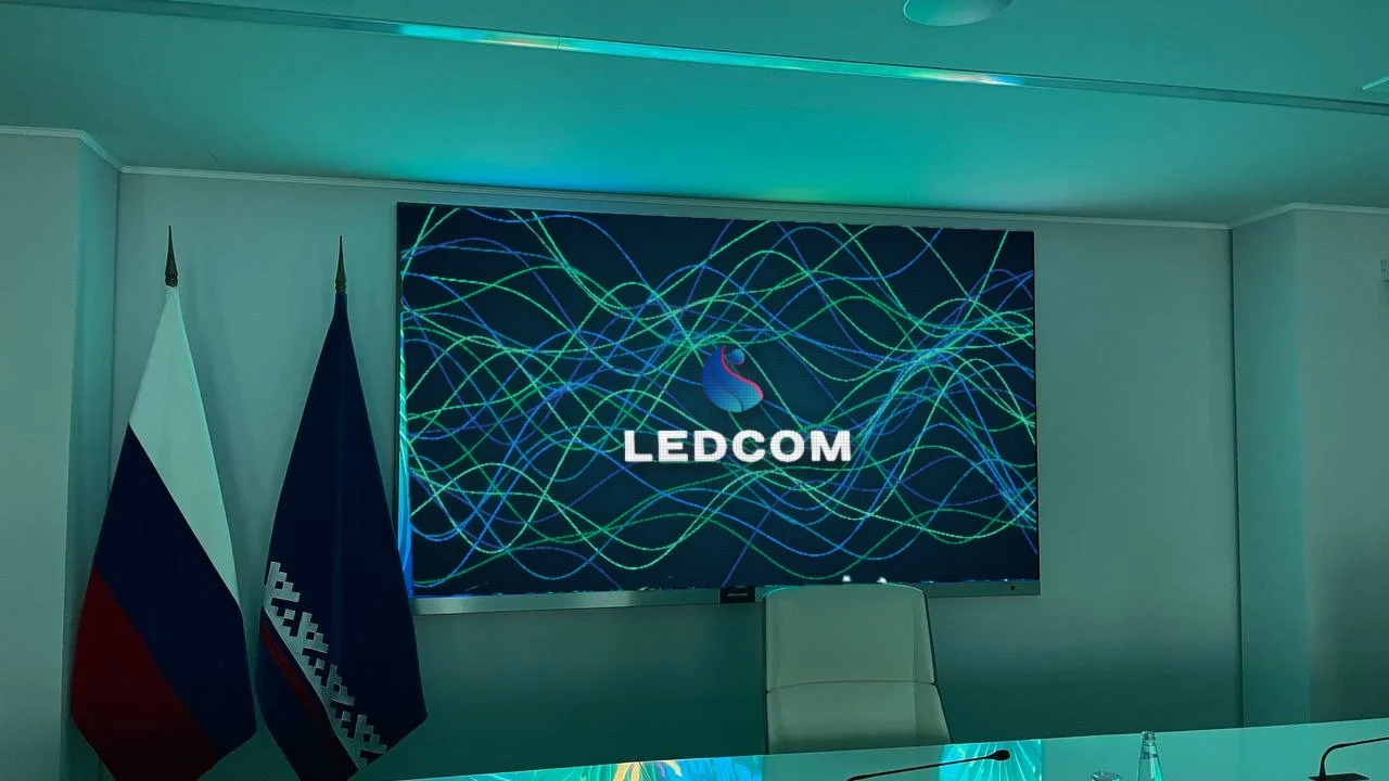 Светодиодный экран LEDCOM в переговорной с анимированной заставкой