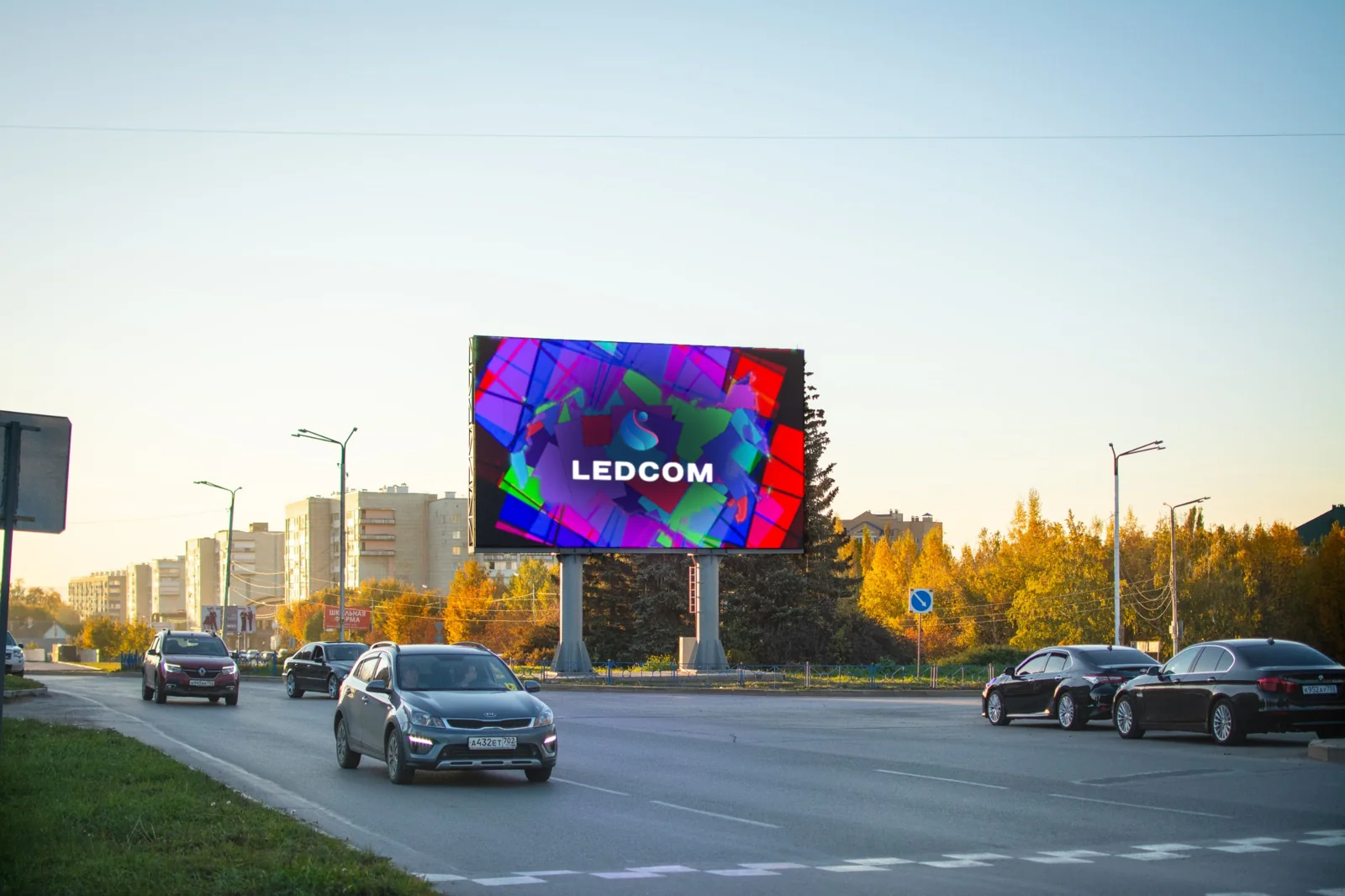 Уличный светодиодный экран LEDCOM на двух опорах у дороги