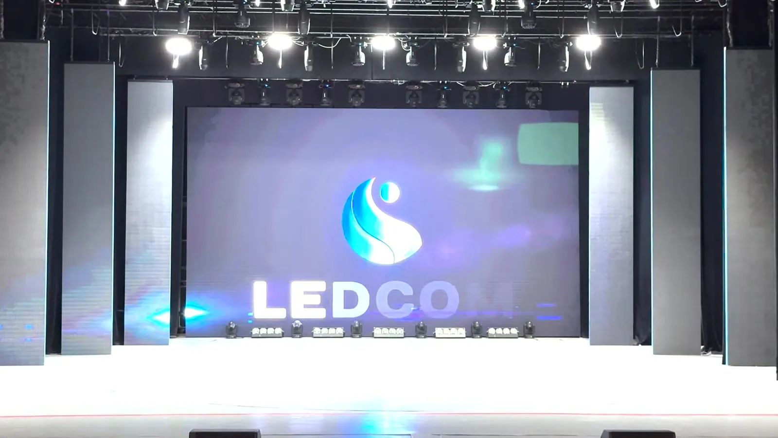 Сцена со светодиодными экранами LEDCOM и подвижными вертикальными LED-панелями